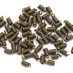 Può includere: Un mucchio di chiusure a molla in metallo dorato per la creazione di gioielli. Le chiusure sono lunghe circa 2,5 cm e hanno un design a spirale.