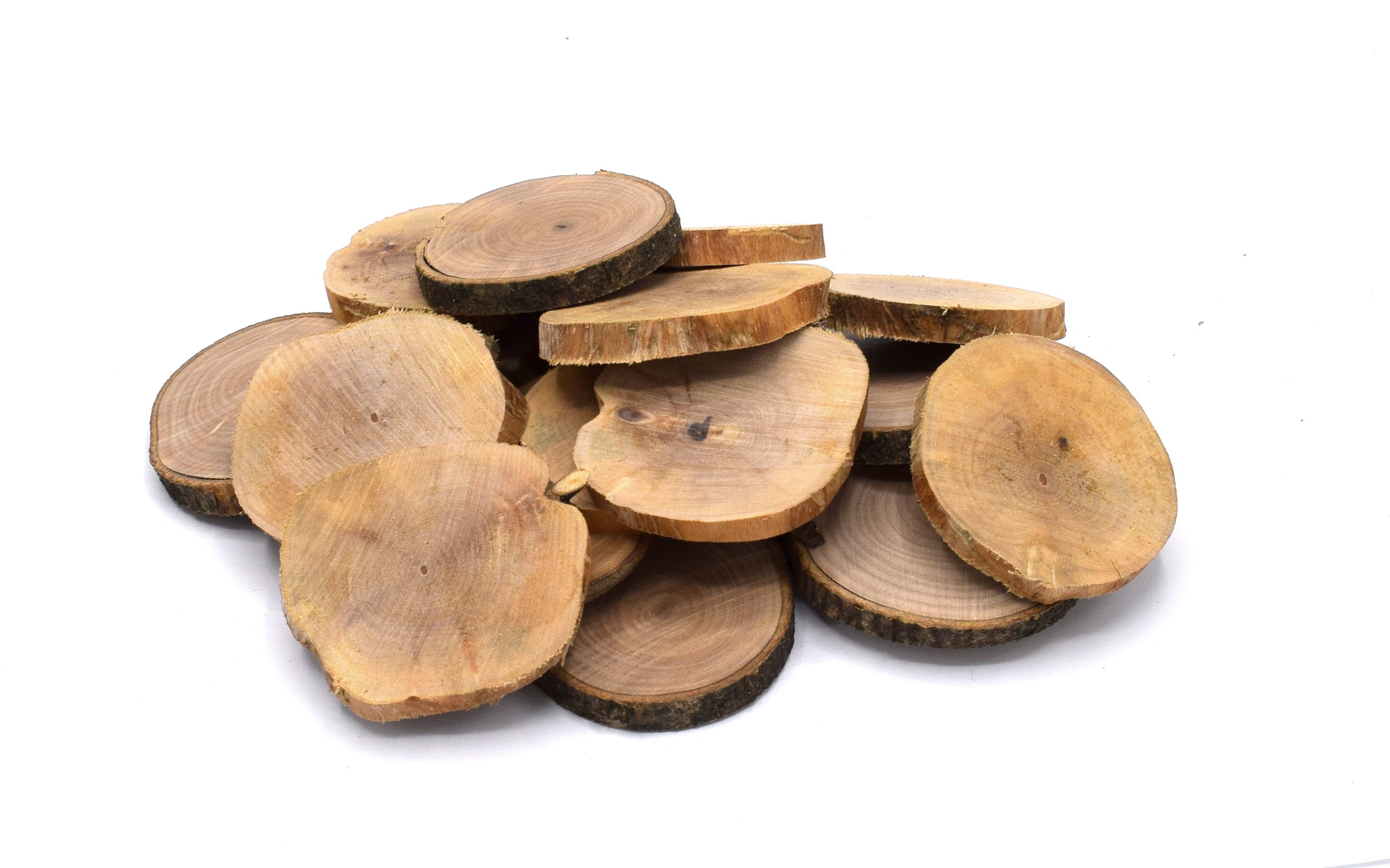 boules de bois tournées brun foncé avec inclusions d'écorce