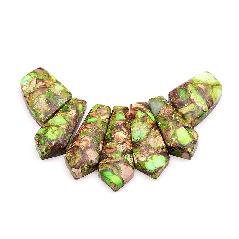 Ensemble de 7 perles de jaspe impérial et de bronzite assemblés, sagittate, vert jaune. image 1
