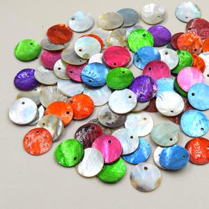 Beschilderde Akoya parelmoer bedels - platte ronde schelp - gemengde kleuren - 13 mm of 15 mm - verpakking van 20 of 40 stuks