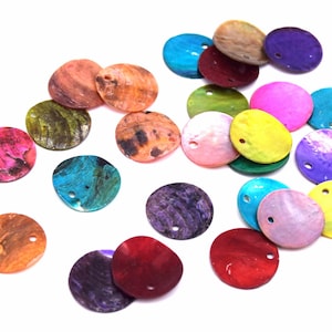 Könnte beinhalten: Eine Sammlung bunter, runder Muschelkernperlen in verschiedenen Farbtönen wie Rosa, Blau, Gelb und Lila. Jede Perle hat ein Loch zum Auffädeln. Die Perlen haben einen natürlichen, irisierenden Glanz.