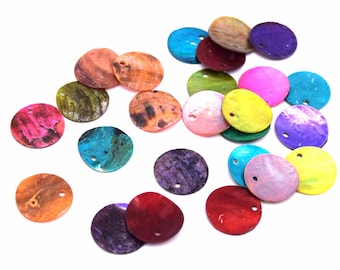 Puede incluir: Una colección de cuentas redondas de concha, coloridas, en varios tonos, incluyendo rosa, azul, amarillo y morado. Cada cuenta tiene un agujero para ensartar. Las cuentas tienen un brillo natural e iridiscente.