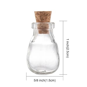 Op de afbeelding: Een heldere glazen fles met een kurken stop. De fles is 2,5 cm hoog en 1,5 cm breed.