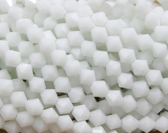 1 Perlenkette, facettierter Glaskreisel, schneeweiße Jade, 4 mm, PF84