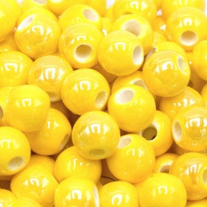 Runda gula glaserade porslinspärlor ~6 mm - 20-pack