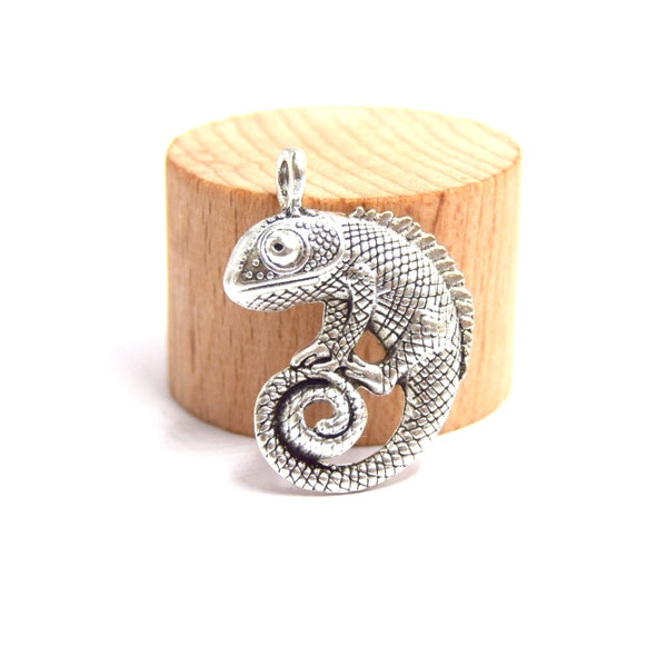 2 Reptile chameleon pendants in silver alloy