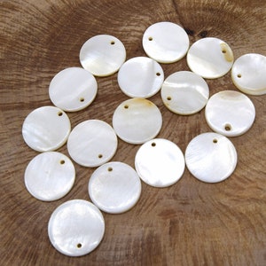 Hänge i snäckskal av naturligt pärlemor, 18 mm i diameter, vitt, runt platt pärlemorberlock - 5-pack/10-15
