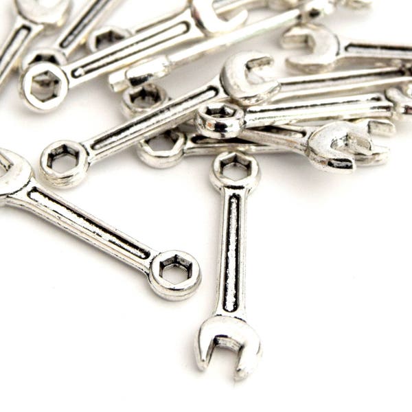 Breloques outils clé plate argent vieilli 24x6mm B57   Lot de 10/ 20 unités - Charms tools flat key silver aged 24x6mm B57