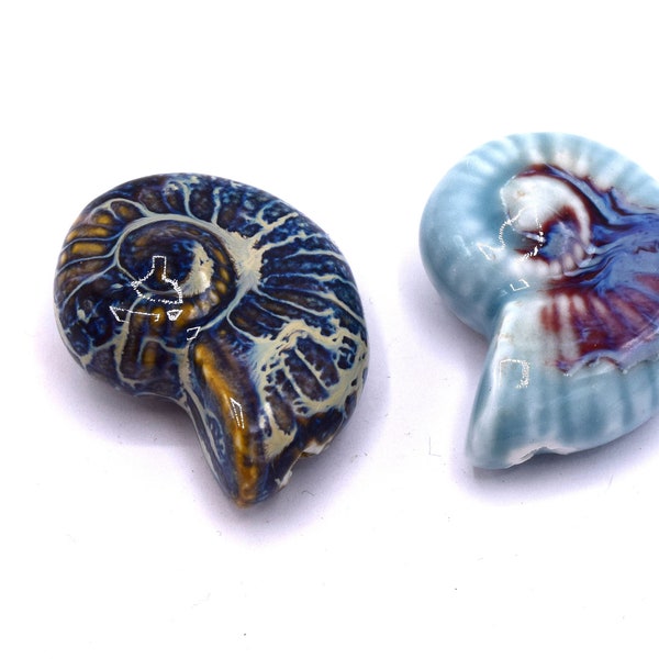 x2 Perles escargot de mer en céramique émaillée brillant bleu marine/bleu ciel