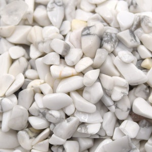 15 g/50 g/100 g winzige ungebohrte weiße Howlith-Chips, 2~8x2~4 mm kleine weiße türkisfarbene Edelsteine, Kieselstein,