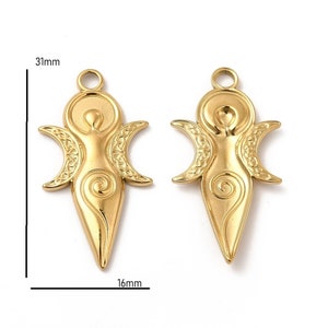 Peut inclure: Deux breloques en métal doré en forme de femme avec une lune croissante de chaque côté. Les breloques mesurent 31 mm de haut et 16 mm de large.