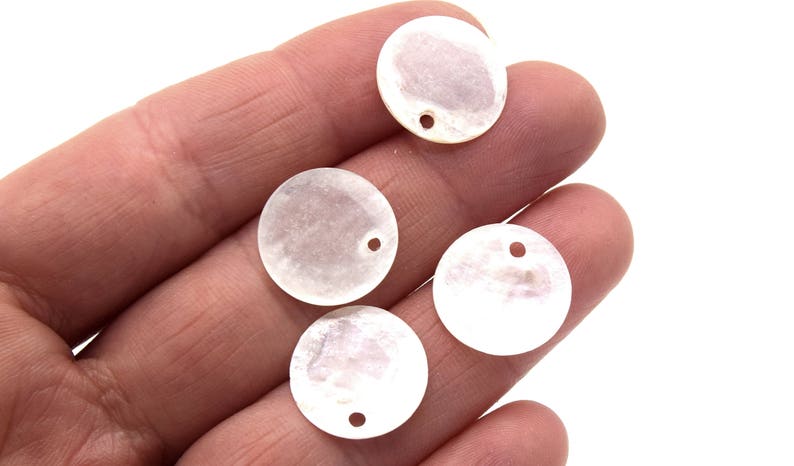 Pendentif nacre blanche en forme de coquillage 11mm - Trou 1mm Pendentif nacre blanche en forme de coquillage 11mm - Trou 1mm