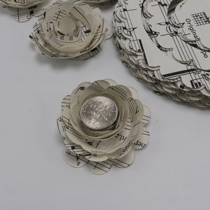 Kit de artesanato "Faça Você Mesmo" com flores de papel feitas com partituras: Rosas pequenas para decoração de formatura - Conjunto com 22 unidades imagem 5