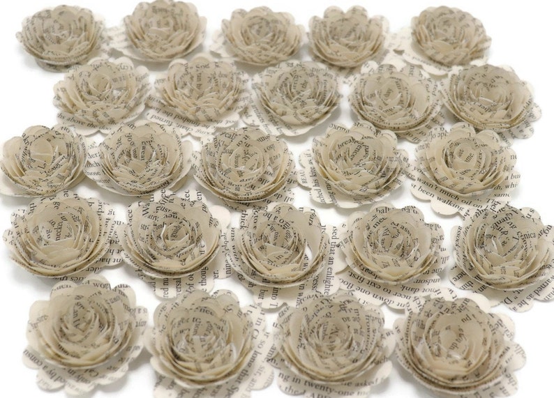 Peut inclure: Une collection de fleurs en papier faites &agrave; partir de pages de vieux livres. Les fleurs sont de couleur cr&egrave;me et ont un aspect vintage.