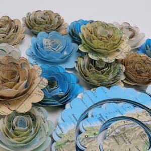 DIY voorgesneden en uitgerolde wereldatlaskaart papieren bloemknutselset - maak kleine rozen van 1,5 - 2 inch, perfecte maat voor afstudeerkapversieringen