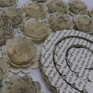 DIY Precut & Unrolled Book Page Paper Flower Craft Kit - Faites des petites roses de 1,5 à 2 pouces taille parfaite pour les décorations de casquette de graduation
