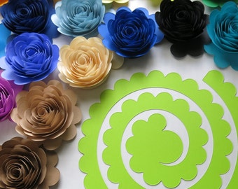Peut inclure: Assortiment de fleurs en papier de différentes couleurs, notamment bleu, violet, marron et vert. Les fleurs sont superposées et ont un aspect plissé. Un gabarit de cercle festonné vert est également inclus.