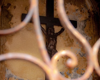 El Crucifio Olvidado, Num Dos - from - Coleccion De Imagenes Ocultas - Hidden Images - from - Las Imagenes del Recoleta