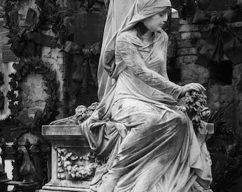 La Nina de Las Flores B&W