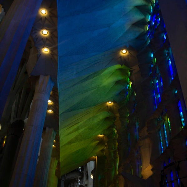 Luces Divinas de la Basílica de Sagrada Familia - Divine Lights of the Basilica of Sagrada Familia