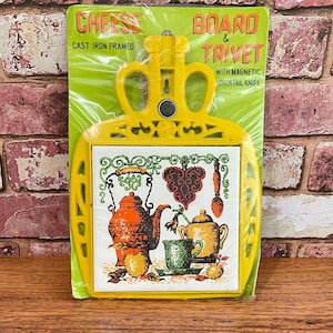 Plateau à fromages et dessous de plat avec couteau magnétique insertion de carreaux de céramique et fonte / repose casseroles vintage en fonte / décoration murale de cuisine en fonte rétro