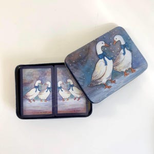 Set cadeau cartes à jouer Winter Geese avec boîte décorative par Regal Greetings & Gifts / Set de cartes à jouer rétro « Winter Geese » à deux étages