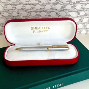 Stylo à bille Sheaffer Prelude chromé plaqué or 22 carats Modèle #342-2 / 2012 Stylo à bille rechargeable Sheaffer Prelude