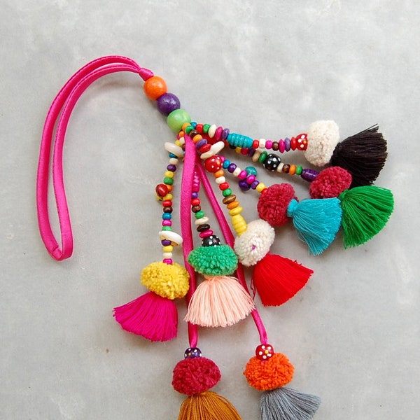 Bunte Strandtaschenanhänger mit Quasten und Bommeln in verschiedenen Farben