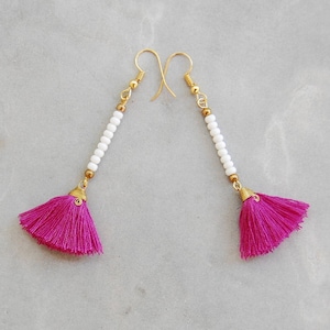 Mini Fuchsia Quaste Ohrringe mit Weißen Perlen