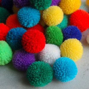 50 Stück x Medium Pom Poms Handmade DIY Bastelbedarf in Mischfarben