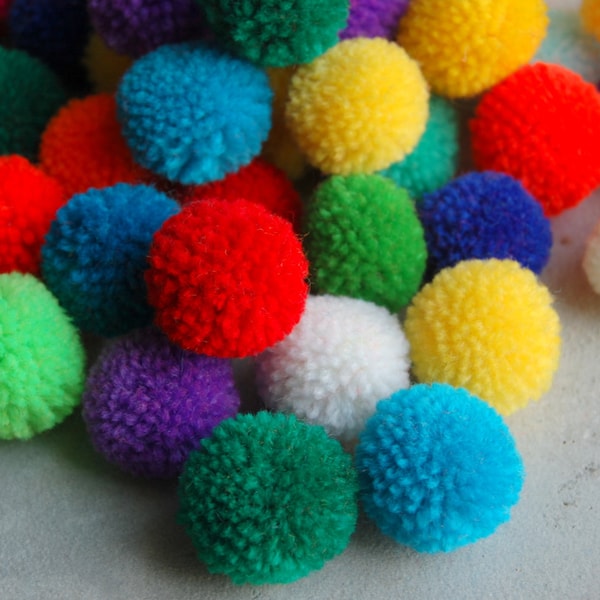 50 pompons moyens faits main, fournitures de bricolage faites main en couleurs variées