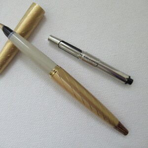 Stylo Parker modèle « Lady Brocade ». Cartouche rechargeable. vers 1960