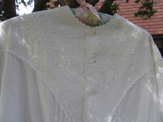VICTORIAN NIGHTGOWN or Dressing Robe. CA 1860s. Ha