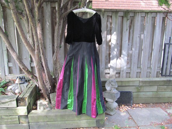 1930s EVENING GOWN. Velvet and silk taffeta.