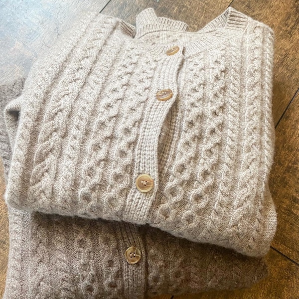 Pulls en cardigan en tricot de câble pour femmes en laine épaisse 100% mérinos avec bouton / Confortable et chaud pour tout l’automne / hiver / printemps / vintage cardigan pull