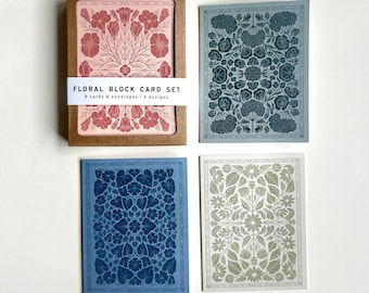 Könnte beinhalten: Ein Set mit acht floralen Blockkarten mit Umschlägen. Die Karten zeigen vier verschiedene Designs mit einer Vielzahl von Blumen und Blättern in den Farben Rosa, Blau, Grün und Weiß. Der Text auf der Vorderseite der Karten lautet "Floral Block Card Set 8 cards & envelopes | 4 designs".