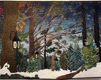 Könnte beinhalten: Eine gesteppte Wandbehänge, die eine Winterwaldszene darstellt. Das Kunstwerk zeigt hohe Bäume, schneebedeckten Boden und hängende Laternen. Die Farbpalette umfasst Grün-, Braun- und Blautöne und schafft eine ruhige und naturalistische Landschaft.