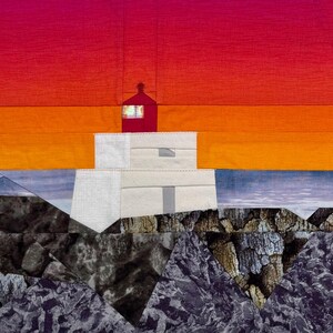 Könnte beinhalten: Ein Textilkunstwerk, das einen Leuchtturm bei Sonnenuntergang zeigt. Der Leuchtturm ist weiß mit roter Spitze, vor einem Himmel mit Farbverlauf aus Rot, Orange und Blau. Die Basis des Leuchtturms befindet sich auf felsigem Gelände.