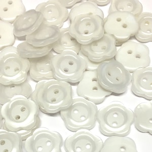 10, 14 mm (22L) bottoni in resina a forma di fiore bianco, bottoni a forma di fiore bianco, bottoni bianchi opalescenti, bottoni artigianali bianchi, forniture per l&#39;artigianato