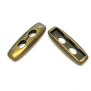 2 st etsade bronsfärgade metallknappar (30 mm)