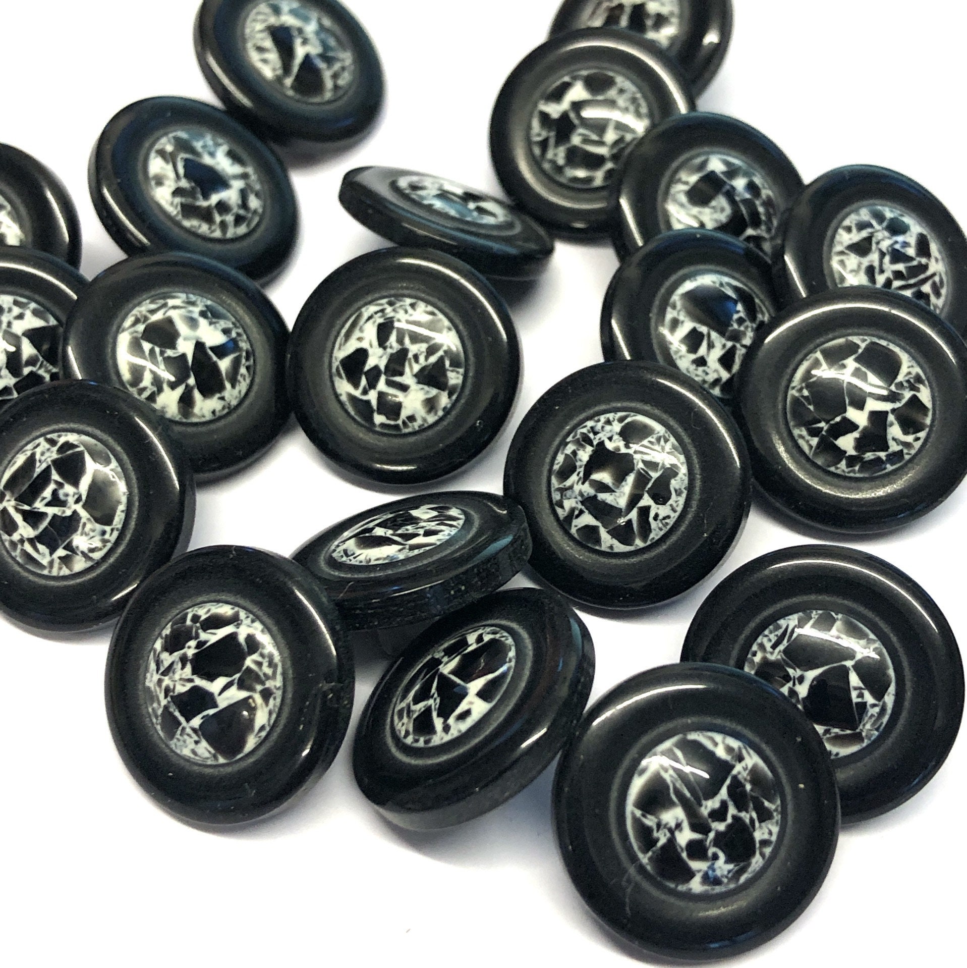 unusual jacket buttons 17mm 28L rare buttons black shank buttons with a black and white abstract pattern centre 6