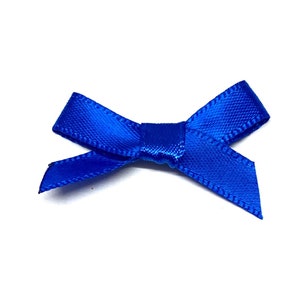 Op de afbeelding: Een kleine, helderblauwe satijnen strik.