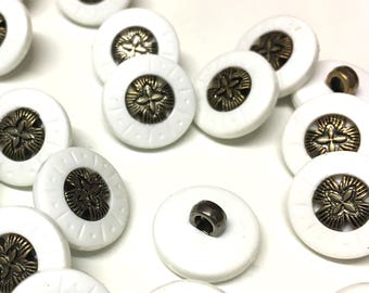 10 vintageknappar i vitt och bronsfärgat sken: 15 mm dekorativa syknappar