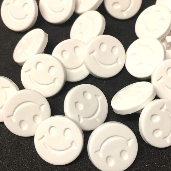 10 SMILLY FACE BUTTONS White