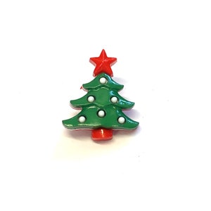 Puede incluir: Un botón de árbol de Navidad verde con una estrella roja en la parte superior y puntos blancos para adornos.