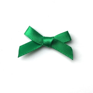 Lazos de cinta de satén verde esmeralda: 7 mm, preatados (paquete de 20)