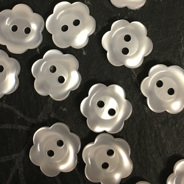 10, boutons fleur blanche, boutons en forme de fleur, bouton 12mm, boutons opalescents, boutons poupées, boutons bébé, boutons fleuris, boutons blancs