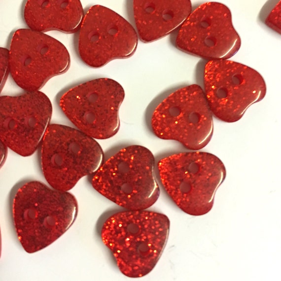 10 en bois Flatback Boutons cœurs rouges 2 trou spots 15 mm Sewing Craft UK Vendeur