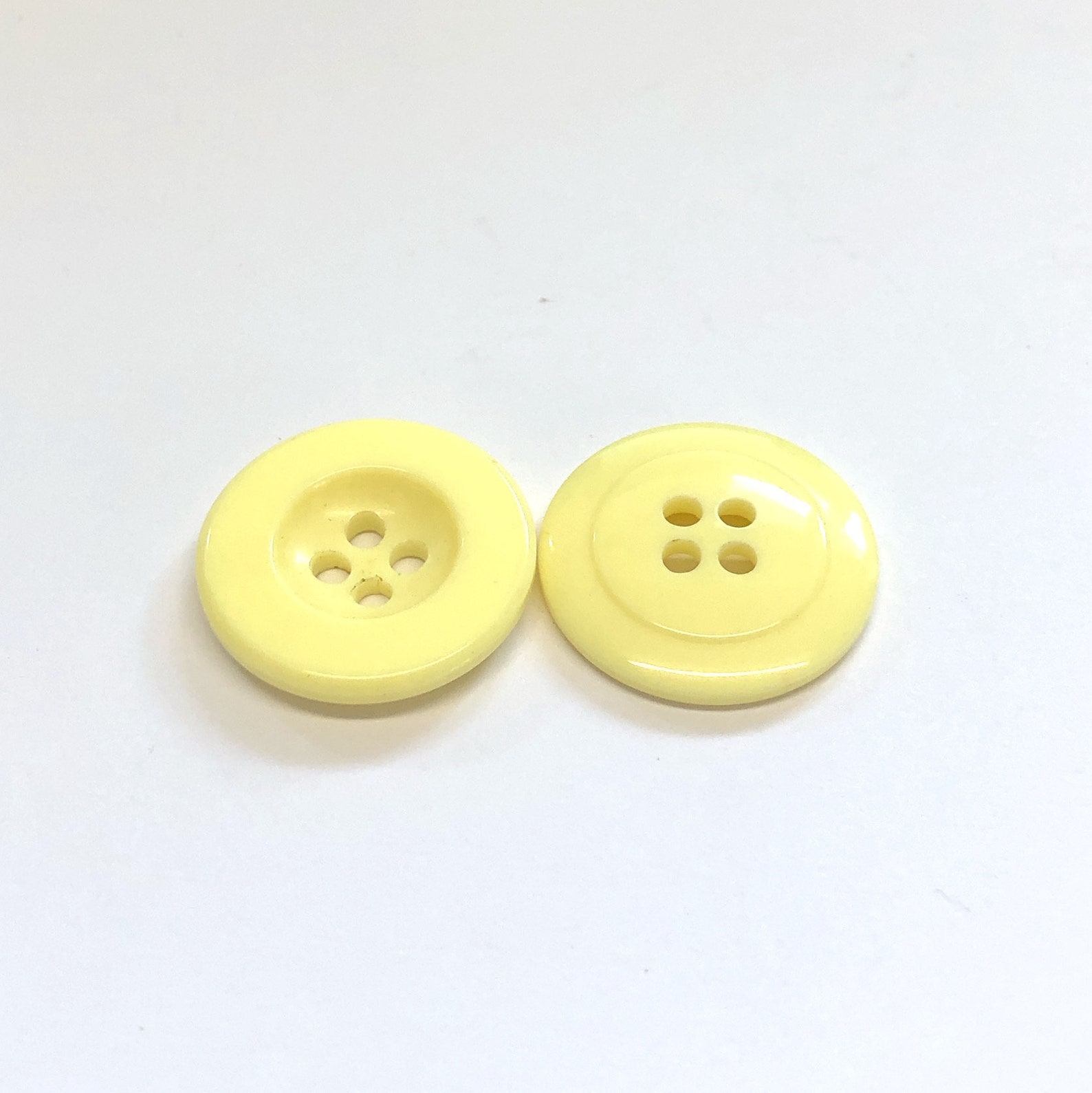 10 Yellow Buttons Pale Yellow Buttons 4 Hole Buttons Etsy