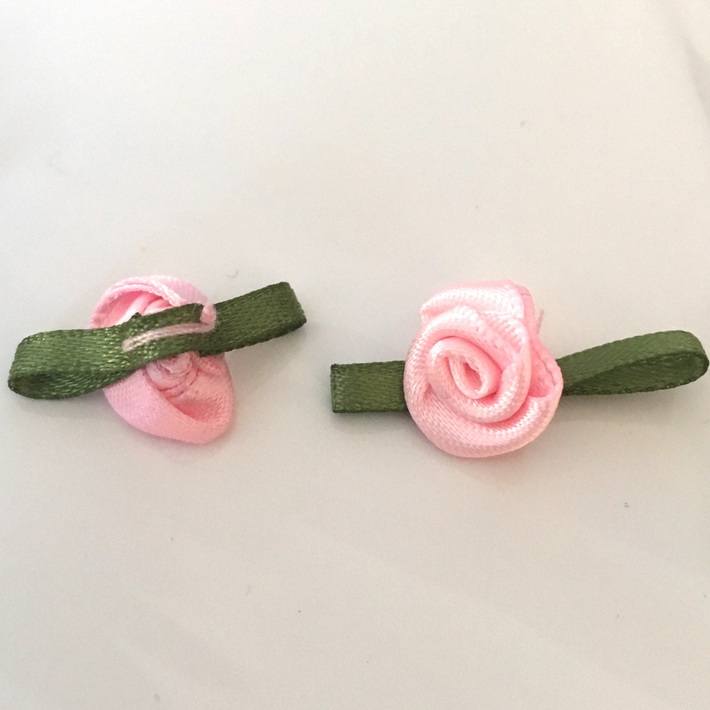 300 Mini Rose Di Raso In Tessuto 1,5 Cm – Verde Chiaro Con Foglie, Per Decorazioni Fai Da Te E Matrimoni - 5